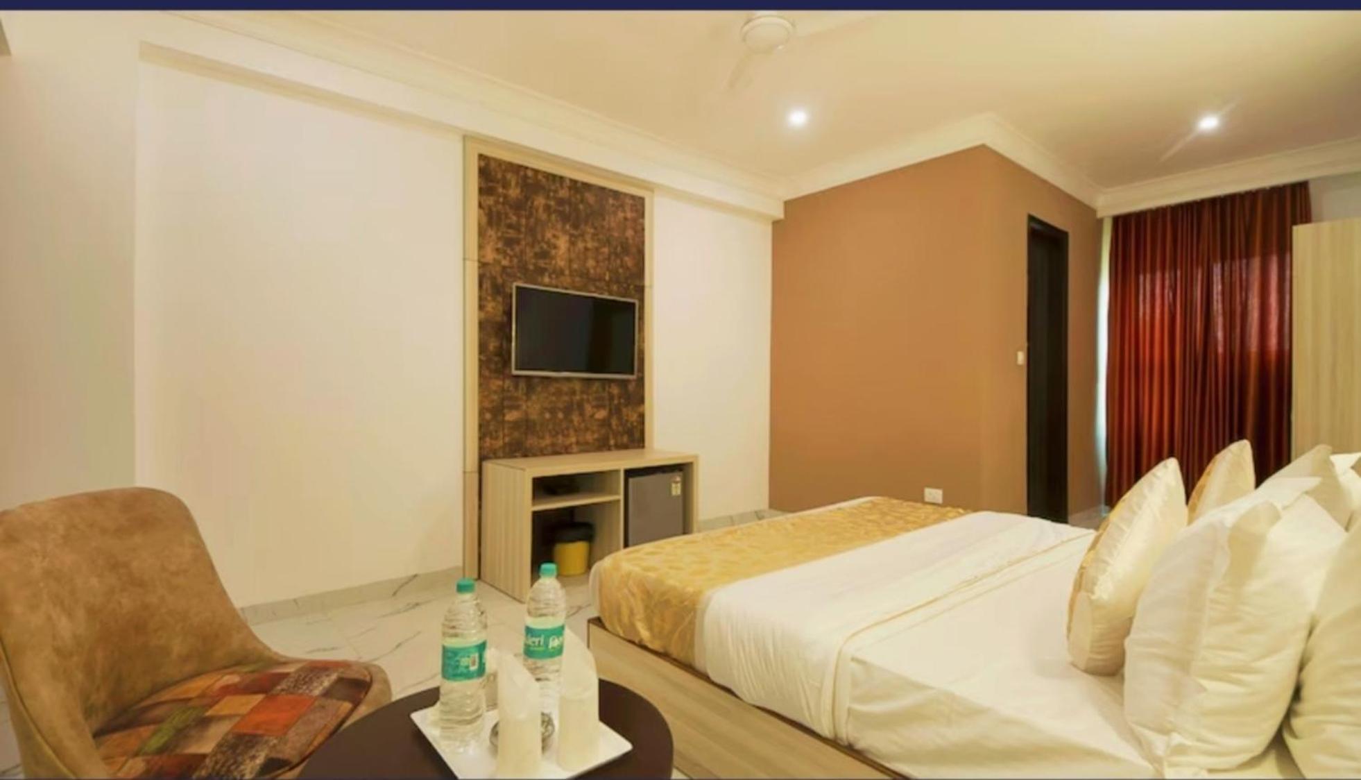 Hotel Almora Inn - Near By Delhi International Airport - With Free Airport Pickup And Drop Nueva Delhi Exterior foto