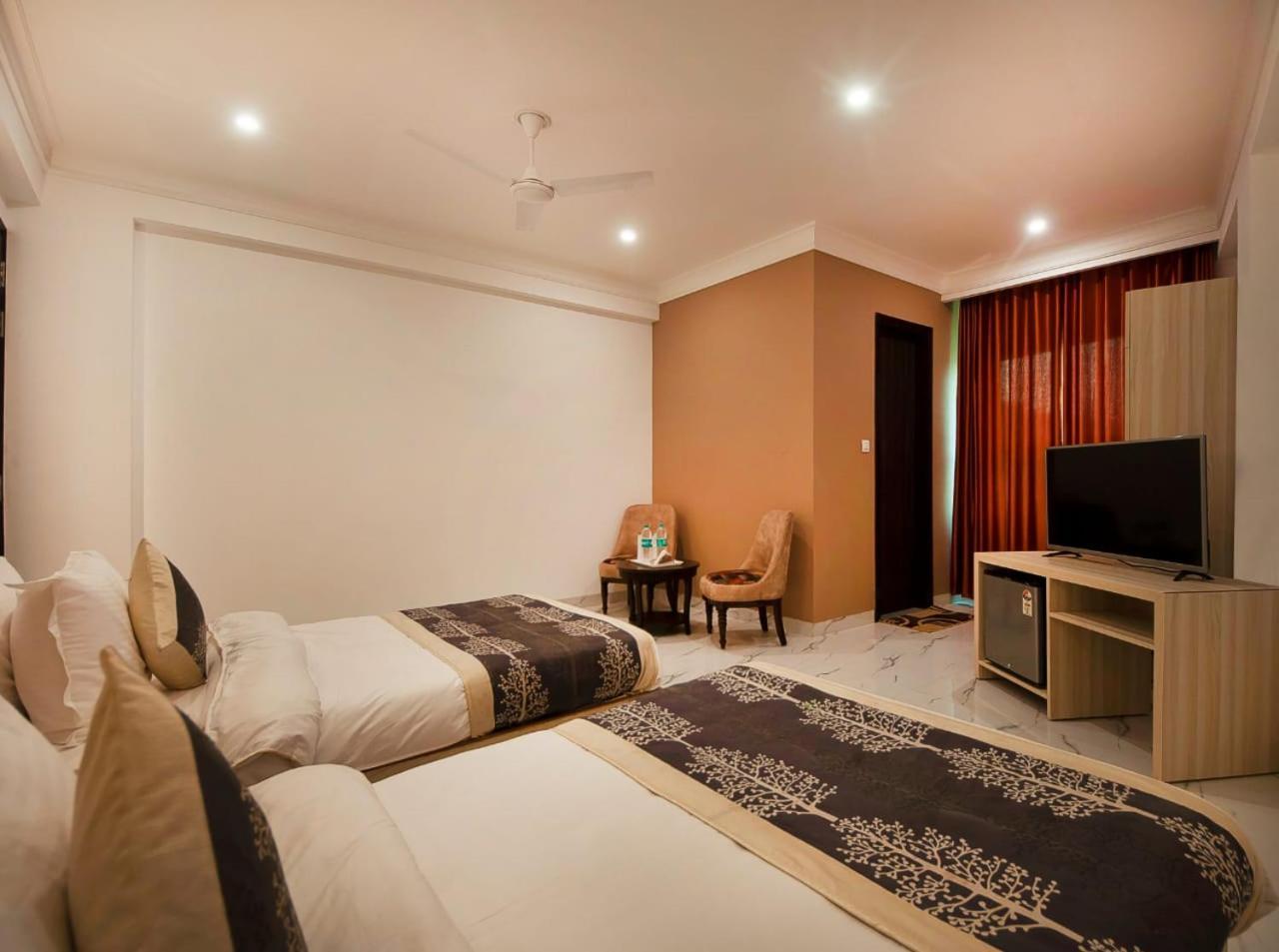 Hotel Almora Inn - Near By Delhi International Airport - With Free Airport Pickup And Drop Nueva Delhi Exterior foto